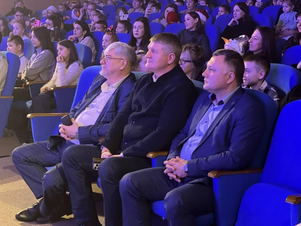 Сегодня в актовом зале центра культуры и досуга для детей участников специальной военной операции была организована развлекательная программа с новогодним спектаклем, конкурсами и играми Сегодня в актовом зале центра культуры и досуга для детей участников специальной военной операции была организована развлекательная программа с новогодним спектаклем, конкурсами и играми