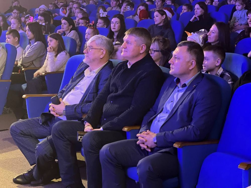 Игорь Ивин: В актовом зале центра культуры и досуга для детей участников специальной военной операции была организована развлекательная программа с новогодним спектаклем, конкурсами и играми Игорь Ивин: В актовом зале центра культуры и досуга для детей участников специальной военной операции была организована развлекательная программа с новогодним спектаклем, конкурсами и играми