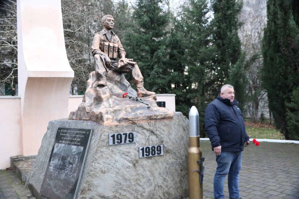 Ольга Урайкина: Сегодня в памятный день ввода советских войск в Афганистан на Аллее славы в городе Бахчисарай заместитель Председателя Бахчисарайского районного совета Михаил Колкунов принял участие в траурном возложении Ольга Урайкина: Сегодня в памятный день ввода советских войск в Афганистан на Аллее славы в городе Бахчисарай заместитель Председателя Бахчисарайского районного совета Михаил Колкунов принял участие в траурном возложении