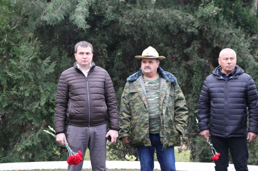 Ольга Урайкина: Сегодня в памятный день ввода советских войск в Афганистан на Аллее славы в городе Бахчисарай заместитель Председателя Бахчисарайского районного совета Михаил Колкунов принял участие в траурном возложении Ольга Урайкина: Сегодня в памятный день ввода советских войск в Афганистан на Аллее славы в городе Бахчисарай заместитель Председателя Бахчисарайского районного совета Михаил Колкунов принял участие в траурном возложении