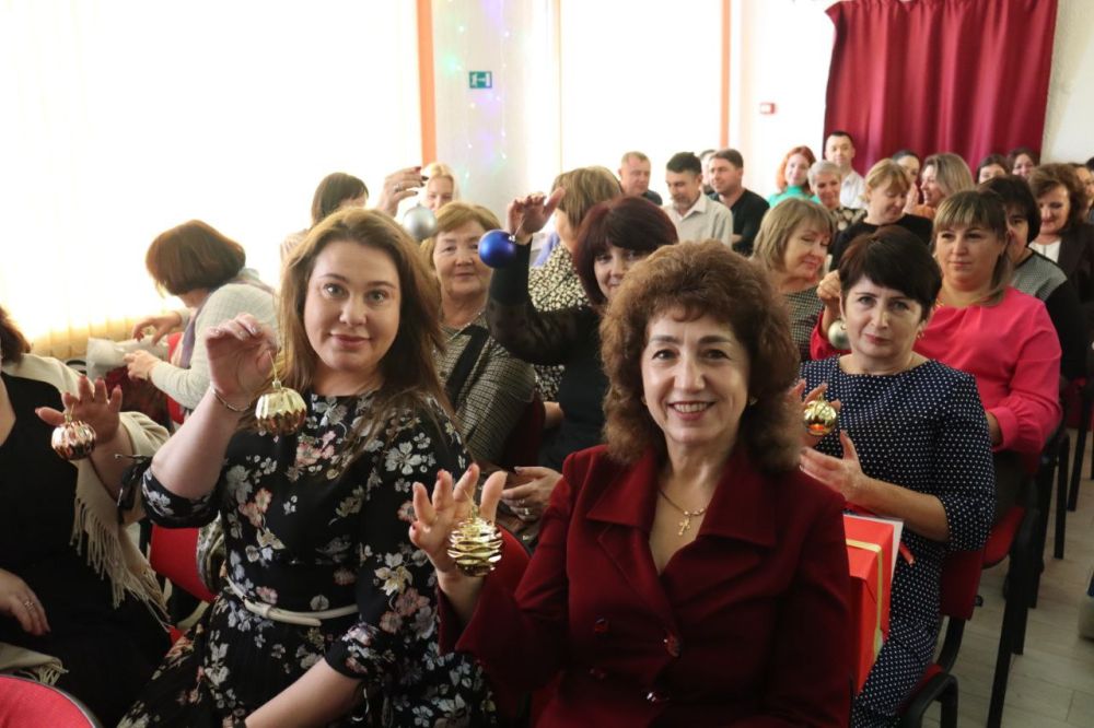 Владислав Хаджиев: Поблагодарили директоров школ и заведующих детских садов за плодотворную работу, подвели итоги уходящего года в образовательных учреждениях района Владислав Хаджиев: Поблагодарили директоров школ и заведующих детских садов за плодотворную работу, подвели итоги уходящего года в образовательных учреждениях района