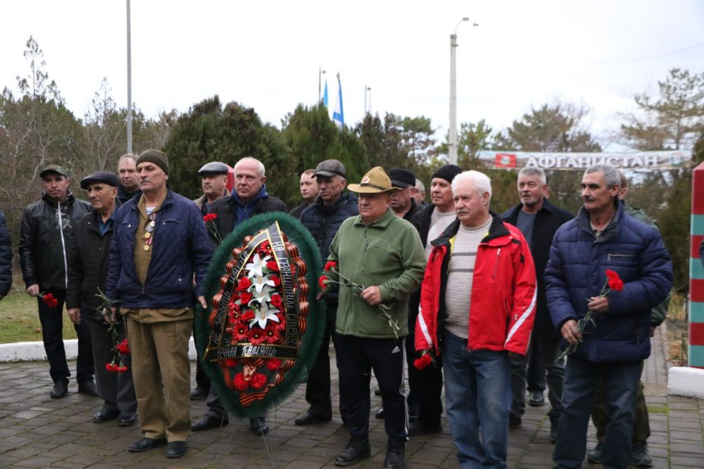 Ольга Урайкина: Сегодня в памятный день ввода советских войск в Афганистан на Аллее славы в городе Бахчисарай заместитель Председателя Бахчисарайского районного совета Михаил Колкунов принял участие в траурном возложении Ольга Урайкина: Сегодня в памятный день ввода советских войск в Афганистан на Аллее славы в городе Бахчисарай заместитель Председателя Бахчисарайского районного совета Михаил Колкунов принял участие в траурном возложении