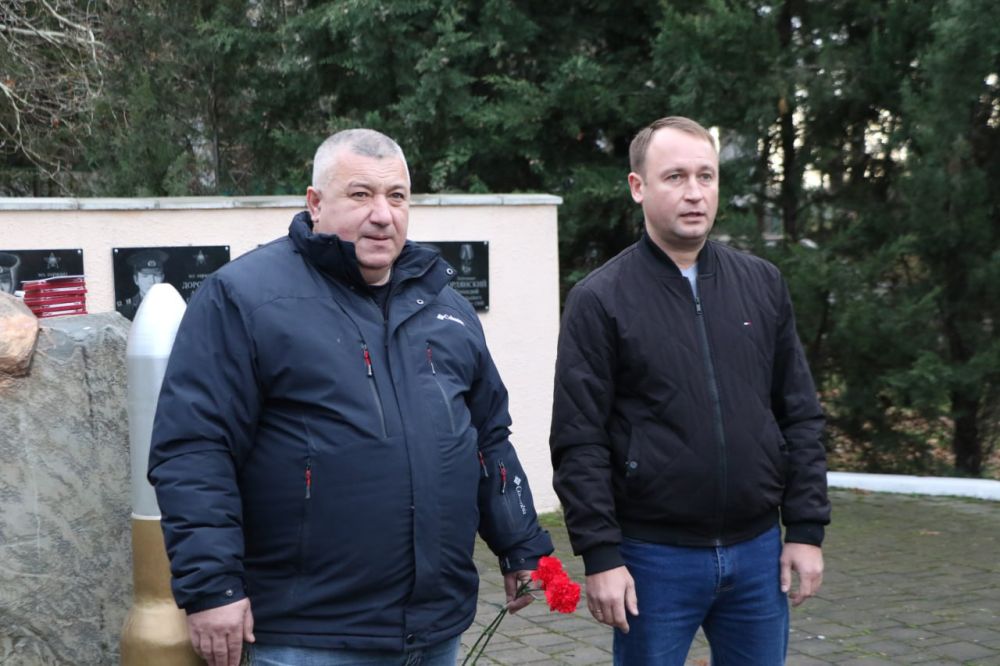 Ольга Урайкина: Сегодня в памятный день ввода советских войск в Афганистан на Аллее славы в городе Бахчисарай заместитель Председателя Бахчисарайского районного совета Михаил Колкунов принял участие в траурном возложении Ольга Урайкина: Сегодня в памятный день ввода советских войск в Афганистан на Аллее славы в городе Бахчисарай заместитель Председателя Бахчисарайского районного совета Михаил Колкунов принял участие в траурном возложении