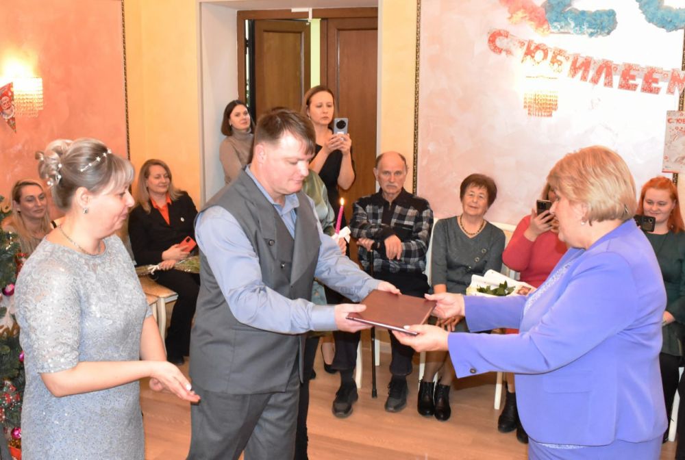 Галина Огнёва: Сегодняшний день наполнен особой радостью и теплом! В этот день, 25 лет назад, в Алуште соединились узами брака две любящие души, Виталий и Анна Наумовы Галина Огнёва: Сегодняшний день наполнен особой радостью и теплом! В этот день, 25 лет назад, в Алуште соединились узами брака две любящие души, Виталий и Анна Наумовы
