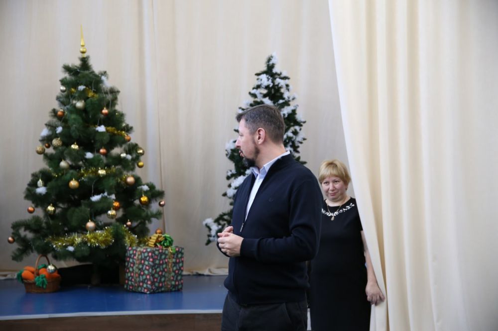 Дмитрий Скобликов: Сегодня я посетил утренник приуроченный к наступающему Новому 2025 году, который проходил в малом зале районного Дома Культуры с детками из ГБУ РК «Центра социального обслуживания граждан пожилого возраста... Дмитрий Скобликов: Сегодня я посетил утренник приуроченный к наступающему Новому 2025 году, который проходил в малом зале районного Дома Культуры с детками из ГБУ РК «Центра социального обслуживания граждан пожилого возраста...