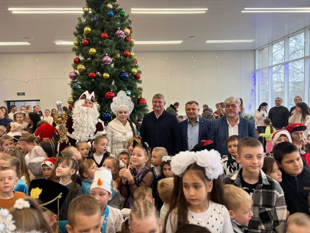 Сегодня в актовом зале центра культуры и досуга для детей участников специальной военной операции была организована развлекательная программа с новогодним спектаклем, конкурсами и играми Сегодня в актовом зале центра культуры и досуга для детей участников специальной военной операции была организована развлекательная программа с новогодним спектаклем, конкурсами и играми