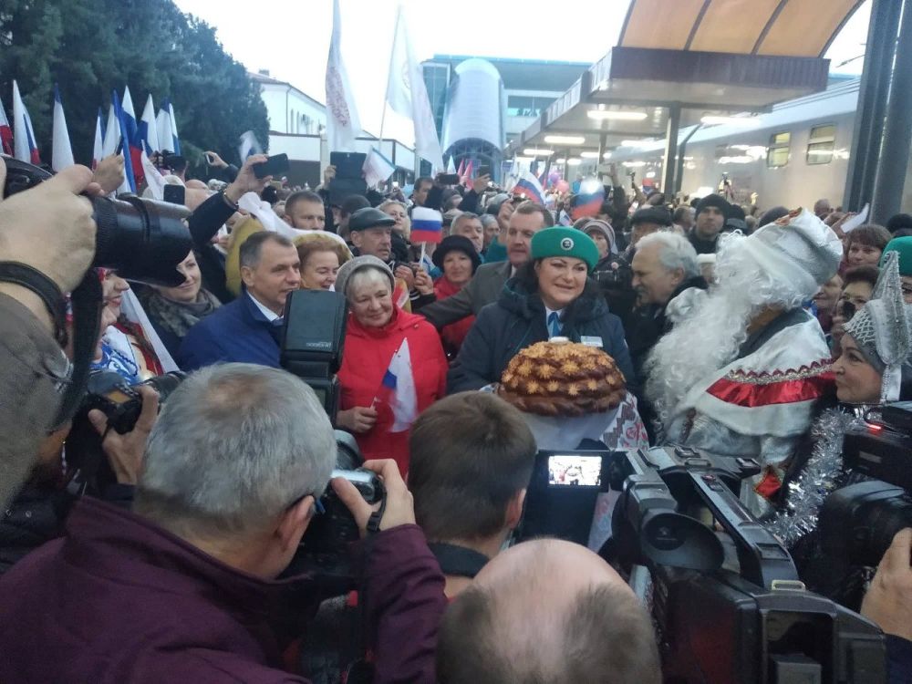 Архивные кадры 2019 года Министерства курортов и туризма Крыма со встречи первого поезда Санкт-Петербург - Севастополь, который открыл ж/движение через Крымский мост 5 лет назад Архивные кадры 2019 года Министерства курортов и туризма Крыма со встречи первого поезда Санкт-Петербург - Севастополь, который открыл ж/движение через Крымский мост 5 лет назад