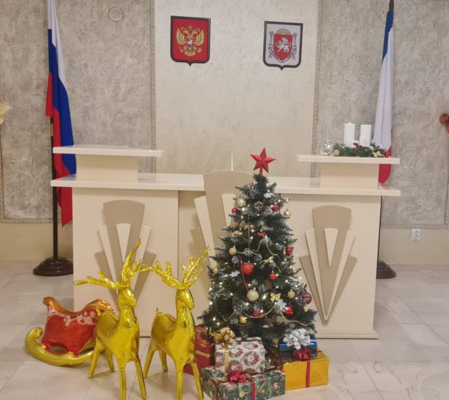 Джанкойский районный отдел ЗАГС также с удовольствием участвует в нашем «марафоне» по созданию новогоднего настроения для посетителей отделов ЗАГС Крыма. Джанкойский районный отдел ЗАГС также с удовольствием участвует в нашем «марафоне» по созданию новогоднего настроения для посетителей отделов ЗАГС Крыма.