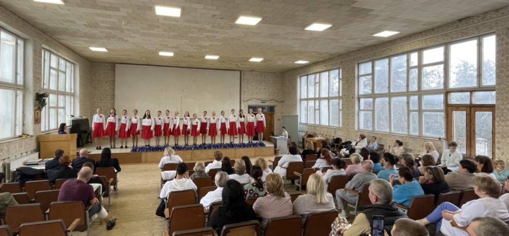 Депутат Симферопольского городского совета Иван Вахрушев, глава Попечительского совета МБОУ «СОШ № 18 им. И.И. Богатыря» Игорь Аржанцев, педагогический состав, руководство и учащиеся школы поздравили с наступающими... Депутат Симферопольского городского совета Иван Вахрушев, глава Попечительского совета МБОУ «СОШ № 18 им. И.И. Богатыря» Игорь Аржанцев, педагогический состав, руководство и учащиеся школы поздравили с наступающими...