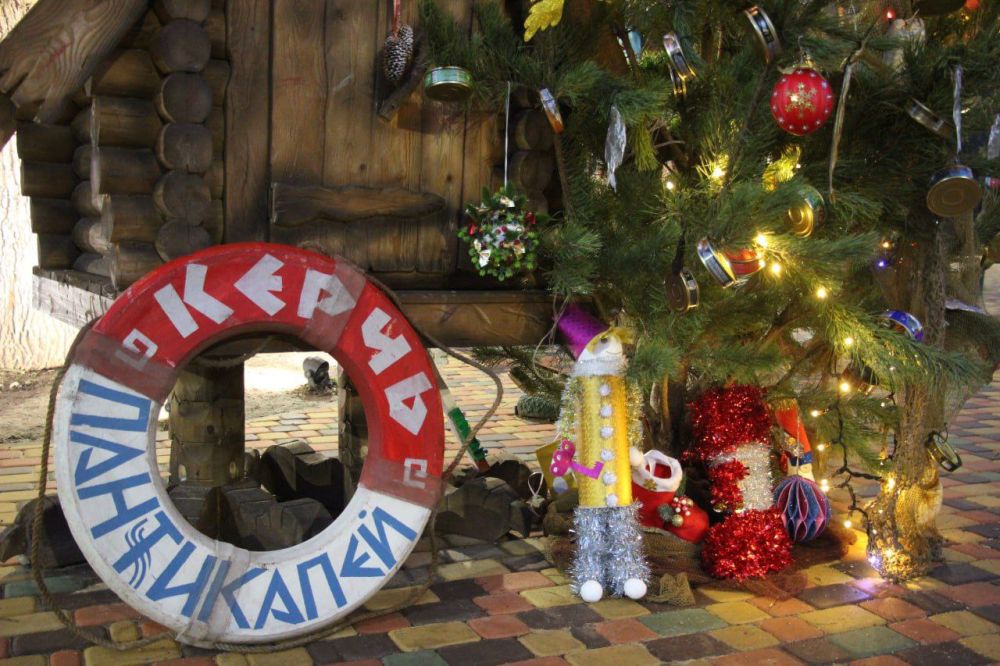 #городские_новости. Ёлка с дарами Керчи. В Казенном парке новогоднее дерево украсили рыбой и рыбными консервами. Так Керчь готовится к участию в проекте "Ёлки России" #городские_новости. Ёлка с дарами Керчи. В Казенном парке новогоднее дерево украсили рыбой и рыбными консервами. Так Керчь готовится к участию в проекте "Ёлки России"