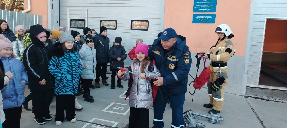 Сегодня сотрудники «Пожарной охраны Республики Крым» и «КРЫМ-СПАС» во всех своих подразделениях провели для детей Дни открытых дверей, приуроченные ко Дню спасателя Российской Федерации Сегодня сотрудники «Пожарной охраны Республики Крым» и «КРЫМ-СПАС» во всех своих подразделениях провели для детей Дни открытых дверей, приуроченные ко Дню спасателя Российской Федерации