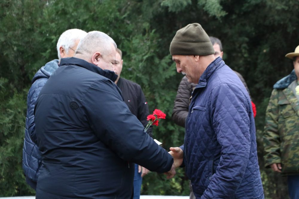 Ольга Урайкина: Сегодня в памятный день ввода советских войск в Афганистан на Аллее славы в городе Бахчисарай заместитель Председателя Бахчисарайского районного совета Михаил Колкунов принял участие в траурном возложении Ольга Урайкина: Сегодня в памятный день ввода советских войск в Афганистан на Аллее славы в городе Бахчисарай заместитель Председателя Бахчисарайского районного совета Михаил Колкунов принял участие в траурном возложении