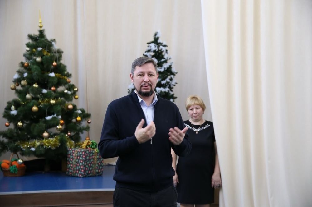 Дмитрий Скобликов: Сегодня я посетил утренник приуроченный к наступающему Новому 2025 году, который проходил в малом зале районного Дома Культуры с детками из ГБУ РК «Центра социального обслуживания граждан пожилого возраста... Дмитрий Скобликов: Сегодня я посетил утренник приуроченный к наступающему Новому 2025 году, который проходил в малом зале районного Дома Культуры с детками из ГБУ РК «Центра социального обслуживания граждан пожилого возраста...