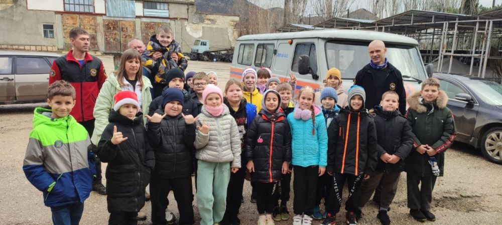 Сегодня сотрудники «Пожарной охраны Республики Крым» и «КРЫМ-СПАС» во всех своих подразделениях провели для детей Дни открытых дверей, приуроченные ко Дню спасателя Российской Федерации Сегодня сотрудники «Пожарной охраны Республики Крым» и «КРЫМ-СПАС» во всех своих подразделениях провели для детей Дни открытых дверей, приуроченные ко Дню спасателя Российской Федерации