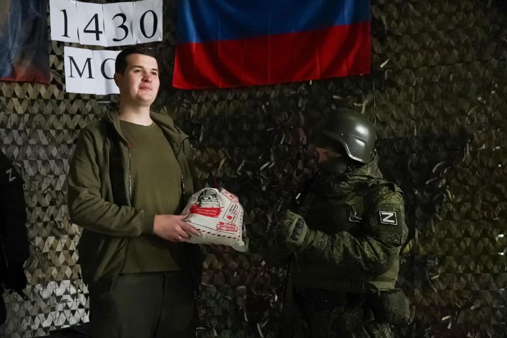 Крымские школьники передали новогодние подарки бойцам в Запорожскую область Крымские школьники передали новогодние подарки бойцам в Запорожскую область
