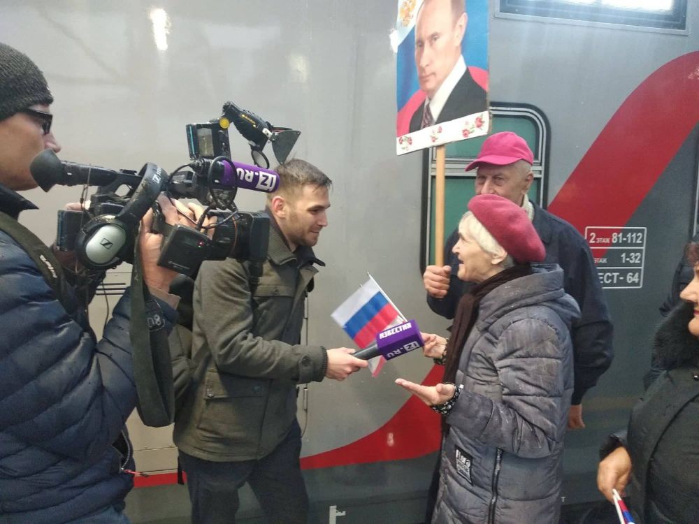 Архивные кадры 2019 года Министерства курортов и туризма Крыма со встречи первого поезда Санкт-Петербург - Севастополь, который открыл ж/движение через Крымский мост 5 лет назад Архивные кадры 2019 года Министерства курортов и туризма Крыма со встречи первого поезда Санкт-Петербург - Севастополь, который открыл ж/движение через Крымский мост 5 лет назад