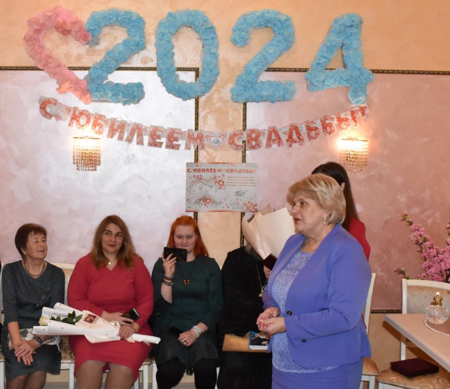 Галина Огнёва: Сегодняшний день наполнен особой радостью и теплом! В этот день, 25 лет назад, в Алуште соединились узами брака две любящие души, Виталий и Анна Наумовы Галина Огнёва: Сегодняшний день наполнен особой радостью и теплом! В этот день, 25 лет назад, в Алуште соединились узами брака две любящие души, Виталий и Анна Наумовы