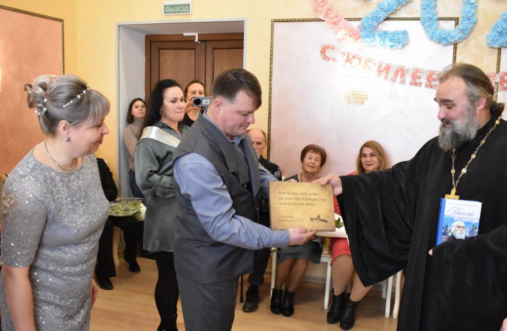 Галина Огнёва: Сегодняшний день наполнен особой радостью и теплом! В этот день, 25 лет назад, в Алуште соединились узами брака две любящие души, Виталий и Анна Наумовы Галина Огнёва: Сегодняшний день наполнен особой радостью и теплом! В этот день, 25 лет назад, в Алуште соединились узами брака две любящие души, Виталий и Анна Наумовы