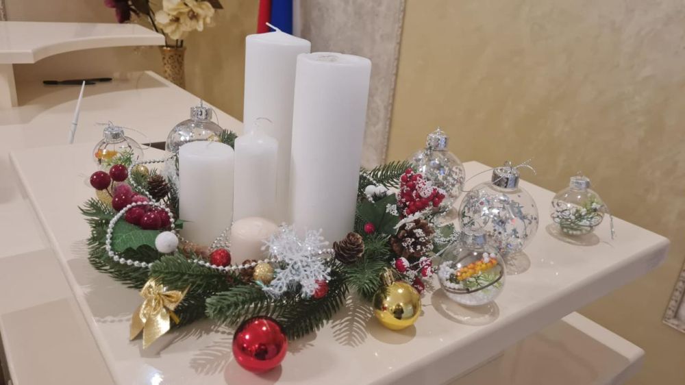 Джанкойский районный отдел ЗАГС также с удовольствием участвует в нашем «марафоне» по созданию новогоднего настроения для посетителей отделов ЗАГС Крыма. Джанкойский районный отдел ЗАГС также с удовольствием участвует в нашем «марафоне» по созданию новогоднего настроения для посетителей отделов ЗАГС Крыма.