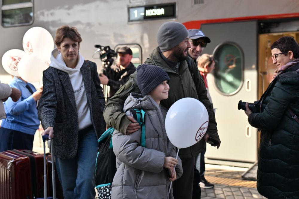 Сегодня у нас большой и радостный день: пять лет назад флагманские поезда «Таврия» №7 из Санкт-Петербурга и №28 из Москвы впервые проехали по Крымскому мосту и прибыли в Севастополь и в Симферополь, возобновив... Сегодня у нас большой и радостный день: пять лет назад флагманские поезда «Таврия» №7 из Санкт-Петербурга и №28 из Москвы впервые проехали по Крымскому мосту и прибыли в Севастополь и в Симферополь, возобновив...
