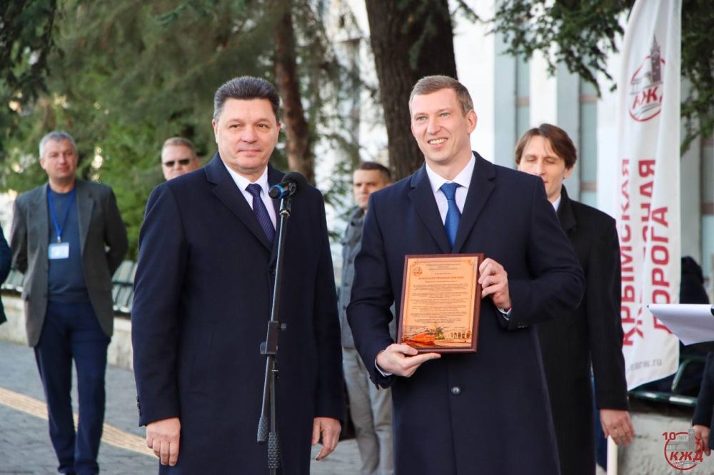 Пять лет назад в Крым прибыл первый поезд из материка Пять лет назад в Крым прибыл первый поезд из материка