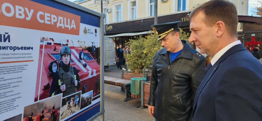 Алексей Ерёменко: Сегодня совместно с начальником Главного управления МЧС России по Республике Крым Аркадием Ожигиным осмотрели фотовыставку "По зову сердца", приуроченную ко Дню спасателя Российской Федерации Алексей Ерёменко: Сегодня совместно с начальником Главного управления МЧС России по Республике Крым Аркадием Ожигиным осмотрели фотовыставку "По зову сердца", приуроченную ко Дню спасателя Российской Федерации