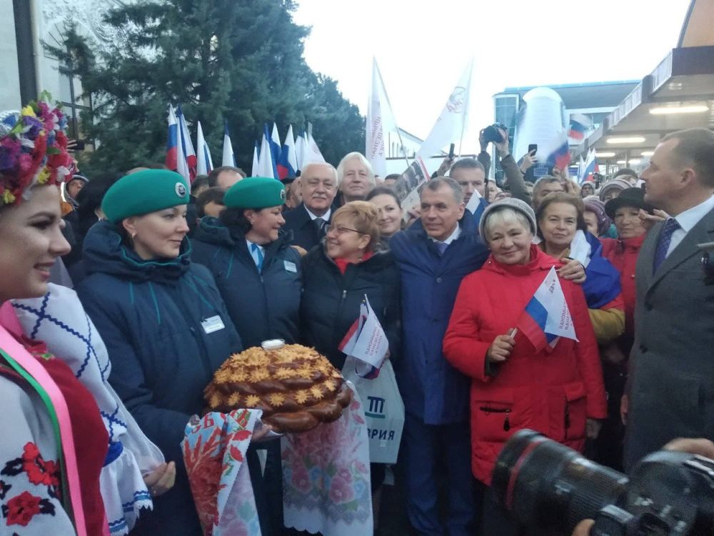 Архивные кадры 2019 года Министерства курортов и туризма Крыма со встречи первого поезда Санкт-Петербург - Севастополь, который открыл ж/движение через Крымский мост 5 лет назад Архивные кадры 2019 года Министерства курортов и туризма Крыма со встречи первого поезда Санкт-Петербург - Севастополь, который открыл ж/движение через Крымский мост 5 лет назад
