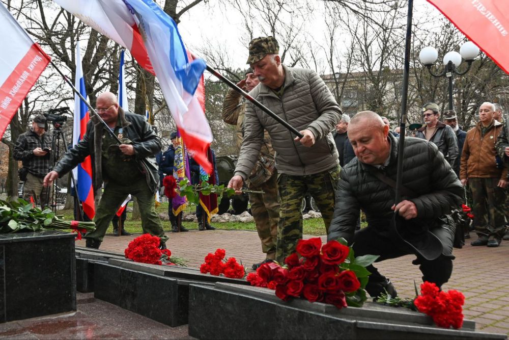 В Симферополе состоялась церемония возложения цветов, посвященная 45-летию ввода советских войск в Афганистан В Симферополе состоялась церемония возложения цветов, посвященная 45-летию ввода советских войск в Афганистан
