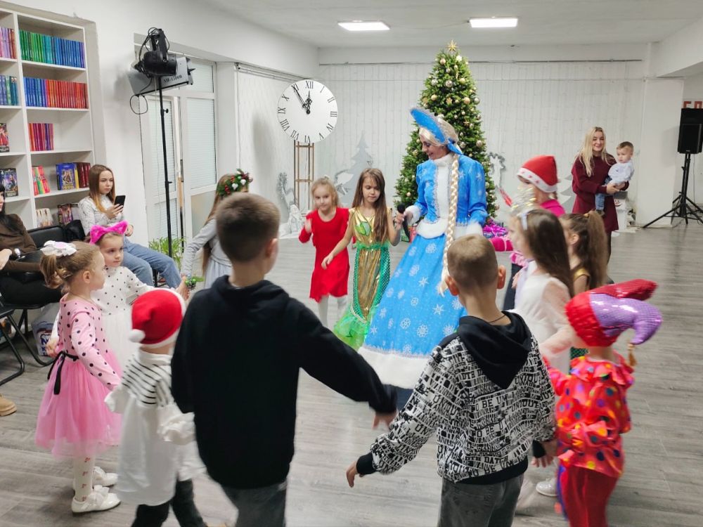 Администрацией города Бахчисарая совместно с МАУ «Институтом развития Бахчисарая» в центральной районной библиотеке им.А.С.Пушкина был организован праздничный утренник для детей из семей участников СВО Администрацией города Бахчисарая совместно с МАУ «Институтом развития Бахчисарая» в центральной районной библиотеке им.А.С.Пушкина был организован праздничный утренник для детей из семей участников СВО