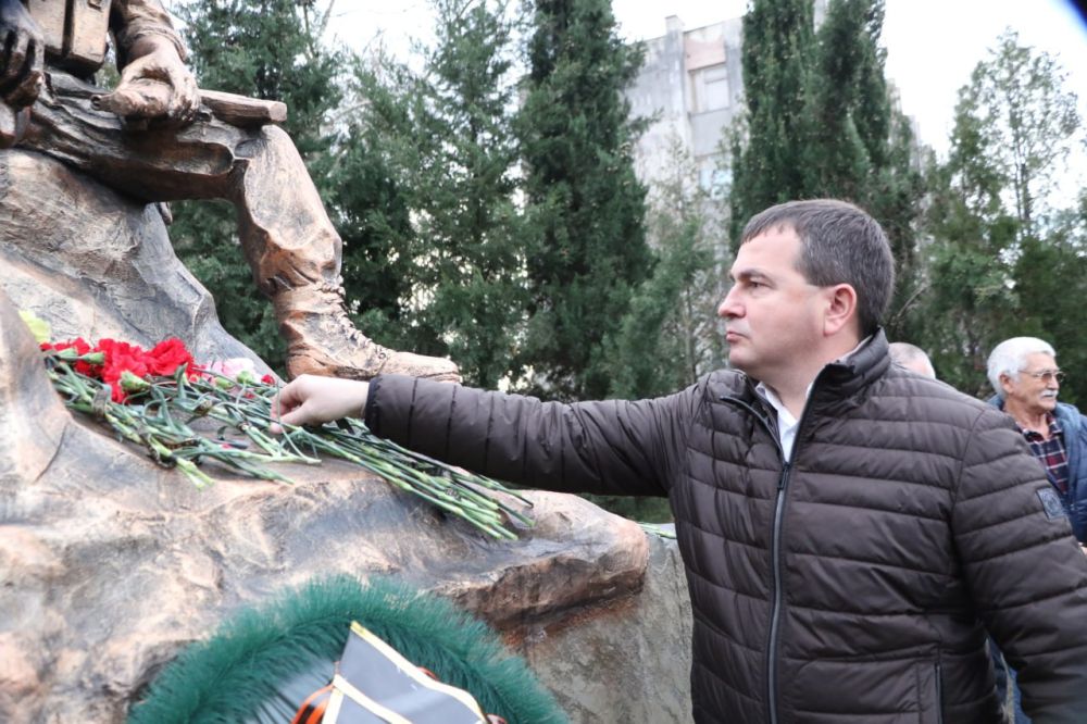 Ольга Урайкина: Сегодня в памятный день ввода советских войск в Афганистан на Аллее славы в городе Бахчисарай заместитель Председателя Бахчисарайского районного совета Михаил Колкунов принял участие в траурном возложении Ольга Урайкина: Сегодня в памятный день ввода советских войск в Афганистан на Аллее славы в городе Бахчисарай заместитель Председателя Бахчисарайского районного совета Михаил Колкунов принял участие в траурном возложении