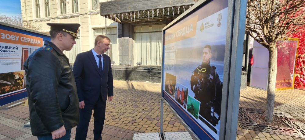 Алексей Ерёменко: Сегодня совместно с начальником Главного управления МЧС России по Республике Крым Аркадием Ожигиным осмотрели фотовыставку "По зову сердца", приуроченную ко Дню спасателя Российской Федерации Алексей Ерёменко: Сегодня совместно с начальником Главного управления МЧС России по Республике Крым Аркадием Ожигиным осмотрели фотовыставку "По зову сердца", приуроченную ко Дню спасателя Российской Федерации