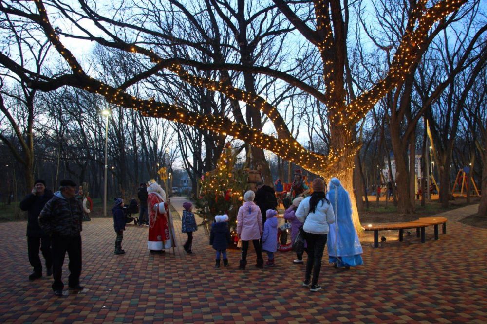 #городские_новости. Ёлка с дарами Керчи. В Казенном парке новогоднее дерево украсили рыбой и рыбными консервами. Так Керчь готовится к участию в проекте "Ёлки России" #городские_новости. Ёлка с дарами Керчи. В Казенном парке новогоднее дерево украсили рыбой и рыбными консервами. Так Керчь готовится к участию в проекте "Ёлки России"