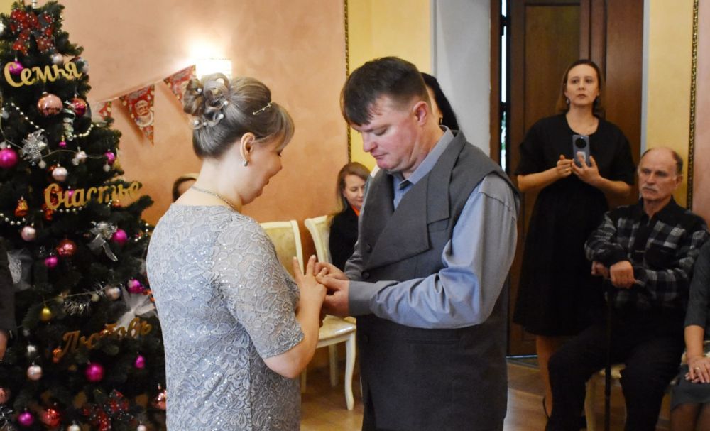 Галина Огнёва: Сегодняшний день наполнен особой радостью и теплом! В этот день, 25 лет назад, в Алуште соединились узами брака две любящие души, Виталий и Анна Наумовы Галина Огнёва: Сегодняшний день наполнен особой радостью и теплом! В этот день, 25 лет назад, в Алуште соединились узами брака две любящие души, Виталий и Анна Наумовы