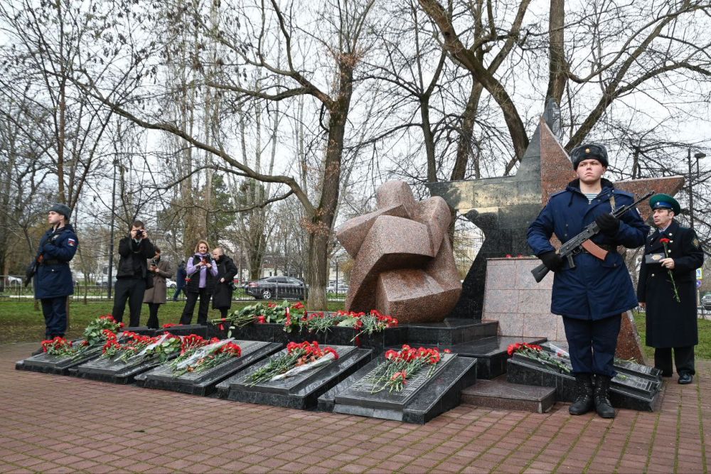 В Симферополе состоялась церемония возложения цветов, посвященная 45-летию ввода советских войск в Афганистан В Симферополе состоялась церемония возложения цветов, посвященная 45-летию ввода советских войск в Афганистан