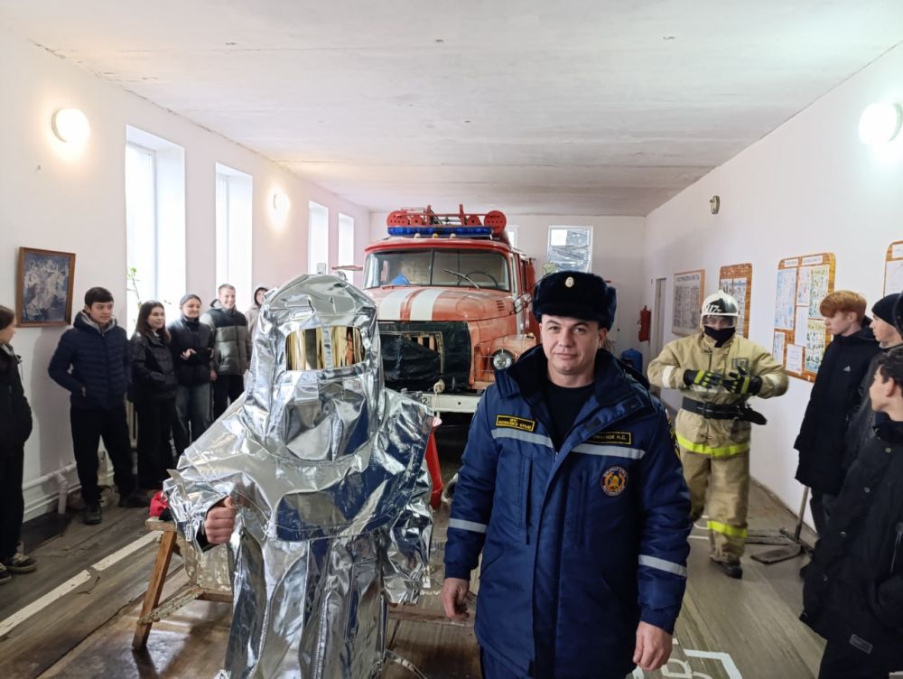Сегодня сотрудники «Пожарной охраны Республики Крым» и «КРЫМ-СПАС» во всех своих подразделениях провели для детей Дни открытых дверей, приуроченные ко Дню спасателя Российской Федерации Сегодня сотрудники «Пожарной охраны Республики Крым» и «КРЫМ-СПАС» во всех своих подразделениях провели для детей Дни открытых дверей, приуроченные ко Дню спасателя Российской Федерации