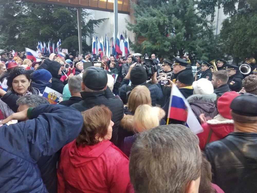 Архивные кадры 2019 года Министерства курортов и туризма Крыма со встречи первого поезда Санкт-Петербург - Севастополь, который открыл ж/движение через Крымский мост 5 лет назад Архивные кадры 2019 года Министерства курортов и туризма Крыма со встречи первого поезда Санкт-Петербург - Севастополь, который открыл ж/движение через Крымский мост 5 лет назад