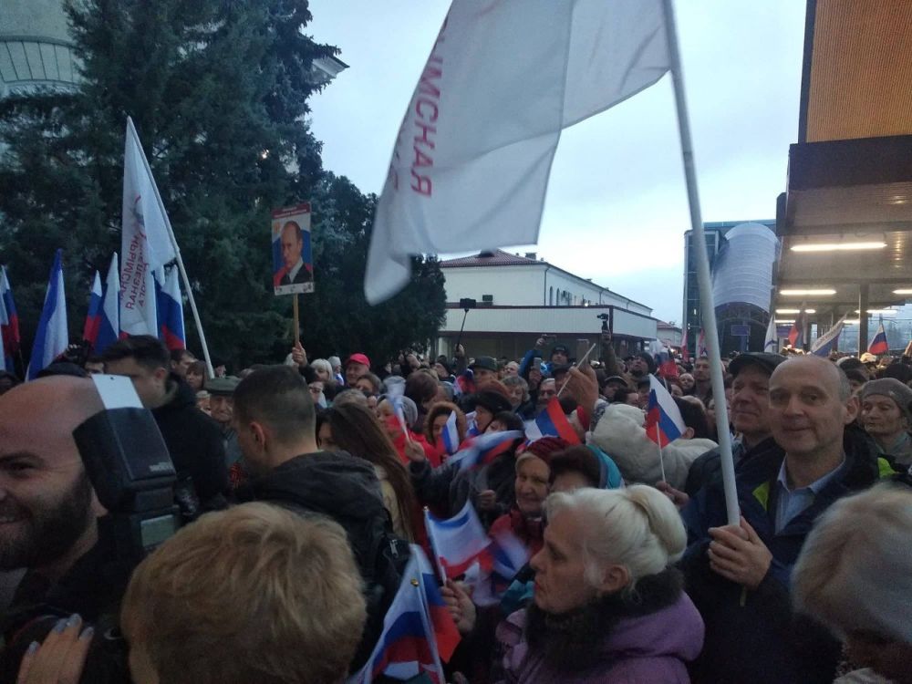 Архивные кадры 2019 года Министерства курортов и туризма Крыма со встречи первого поезда Санкт-Петербург - Севастополь, который открыл ж/движение через Крымский мост 5 лет назад Архивные кадры 2019 года Министерства курортов и туризма Крыма со встречи первого поезда Санкт-Петербург - Севастополь, который открыл ж/движение через Крымский мост 5 лет назад