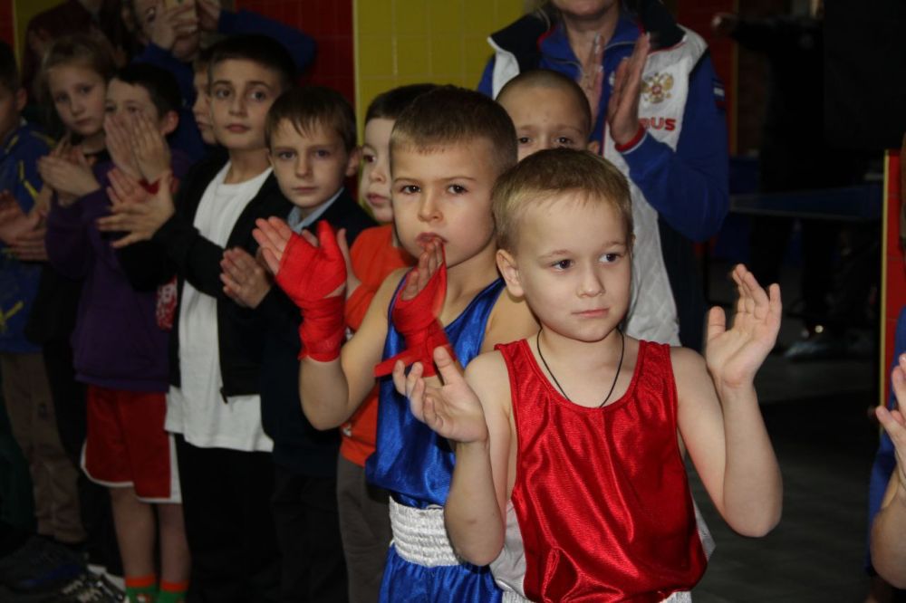 Константин Шимановский: Продолжаем череду новогодних поздравлений! Сегодня вместе с первым заместителем главы администрации Сергеем Банновым, начальником Управления спорта и физической культуры Максимом Калиниченко... Константин Шимановский: Продолжаем череду новогодних поздравлений! Сегодня вместе с первым заместителем главы администрации Сергеем Банновым, начальником Управления спорта и физической культуры Максимом Калиниченко...
