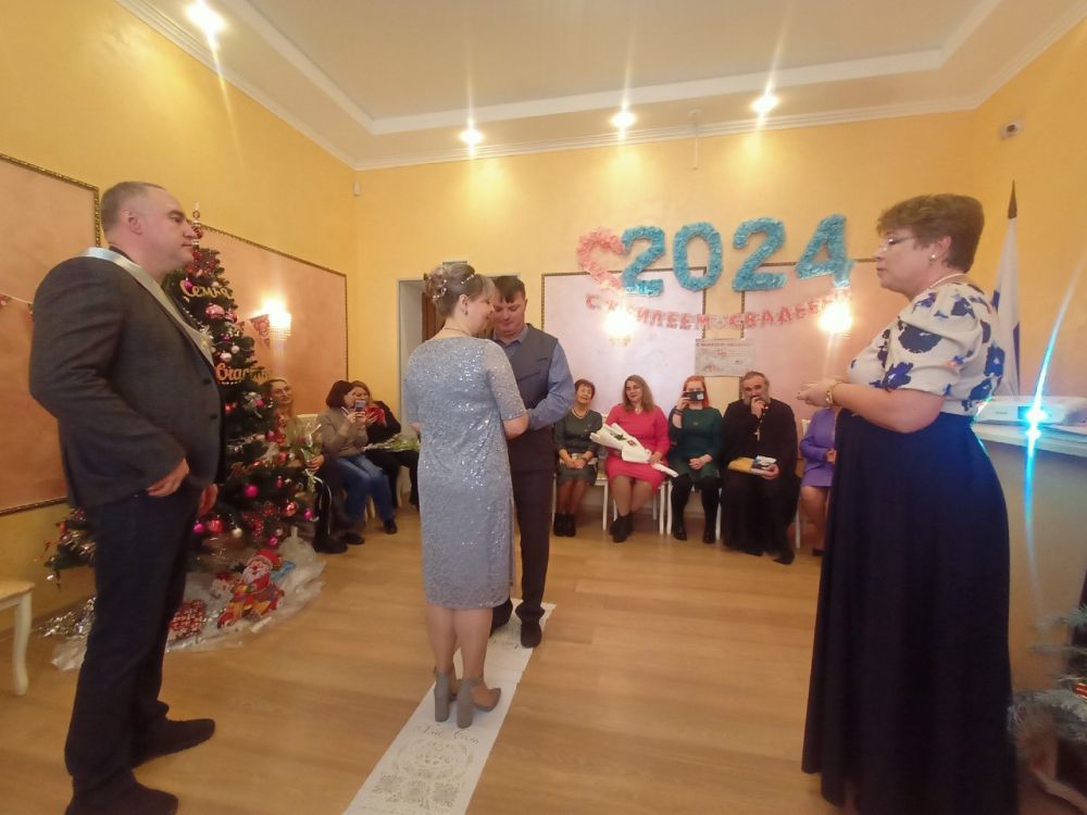 Алуштинский городской отдел ЗАГС в рамках мероприятий, посвященных закрытию Года семьи, провел обряд «серебряной свадьбы» - поздравил юбиляров семейной жизни супругов Виталия и Анну Наумовых Алуштинский городской отдел ЗАГС в рамках мероприятий, посвященных закрытию Года семьи, провел обряд «серебряной свадьбы» - поздравил юбиляров семейной жизни супругов Виталия и Анну Наумовых