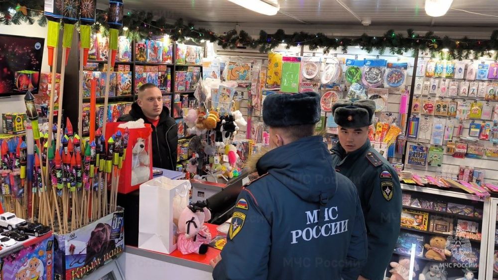 Сотрудники МЧС Рoссии проводят рейды по местам продажи пиротехники Сотрудники МЧС Рoссии проводят рейды по местам продажи пиротехники
