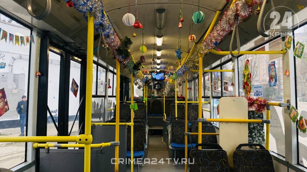 В Крыму начали курсировать новогодние троллейбусы В Крыму начали курсировать новогодние троллейбусы