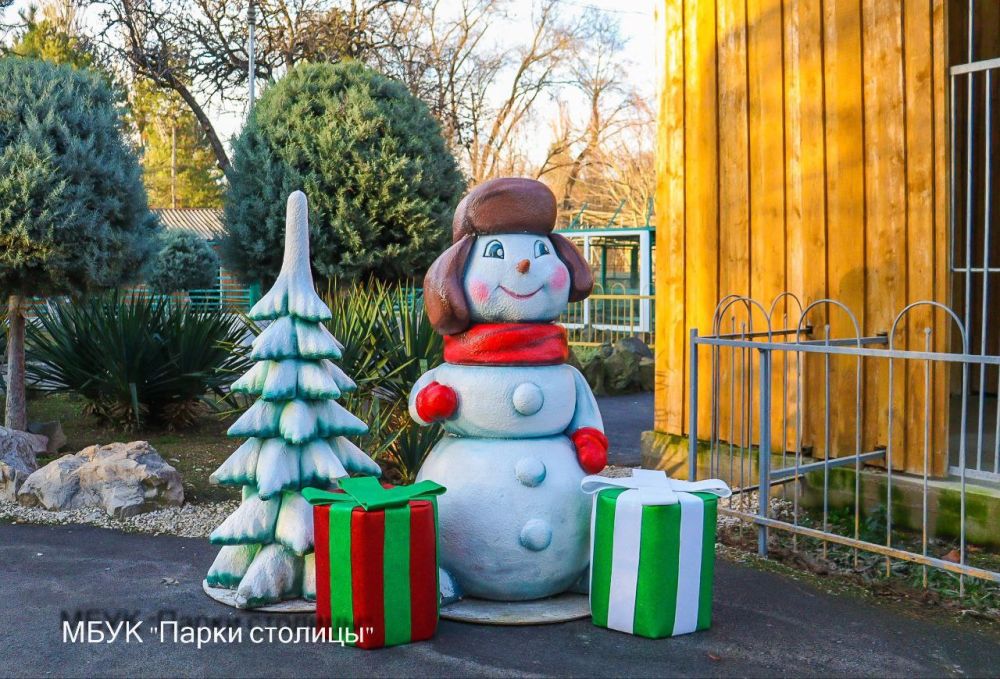Симферопольский зооуголок украсили к Новому году Симферопольский зооуголок украсили к Новому году
