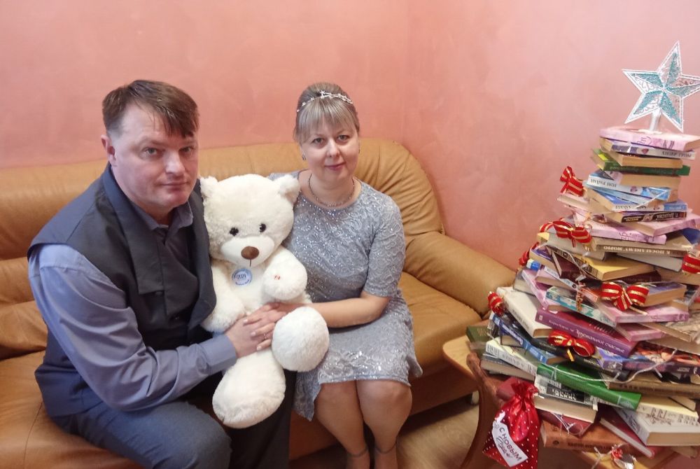 Алуштинский городской отдел ЗАГС в рамках мероприятий, посвященных закрытию Года семьи, провел обряд «серебряной свадьбы» - поздравил юбиляров семейной жизни супругов Виталия и Анну Наумовых Алуштинский городской отдел ЗАГС в рамках мероприятий, посвященных закрытию Года семьи, провел обряд «серебряной свадьбы» - поздравил юбиляров семейной жизни супругов Виталия и Анну Наумовых