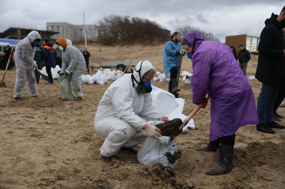 Спаси море: В Краснодарском крае объявлен режим ЧС, кипит работа по ликвидации катастрофы из-за крушения судов с мазутом Спаси море: В Краснодарском крае объявлен режим ЧС, кипит работа по ликвидации катастрофы из-за крушения судов с мазутом