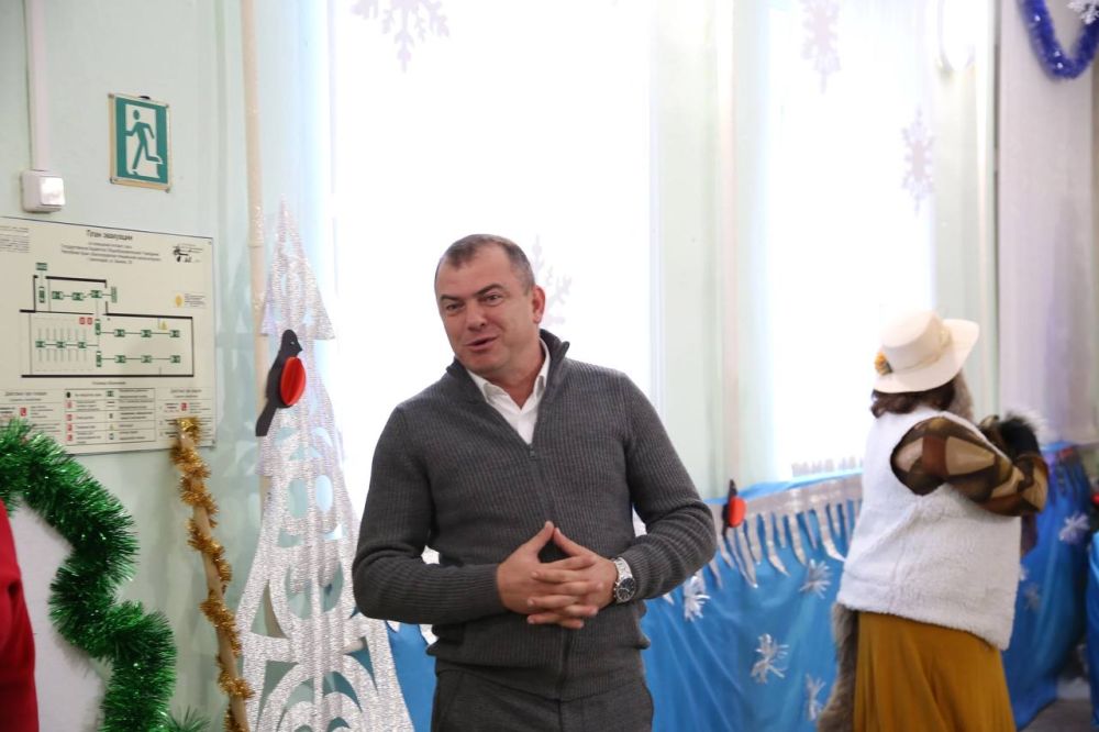 Дмитрий Скобликов: В Бахчисарайской специальной школе-интернат в преддверии Нового года прошел утренник, где от моего имени были переданы самые искренние поздравления деткам, а также сладкие подарки Дмитрий Скобликов: В Бахчисарайской специальной школе-интернат в преддверии Нового года прошел утренник, где от моего имени были переданы самые искренние поздравления деткам, а также сладкие подарки