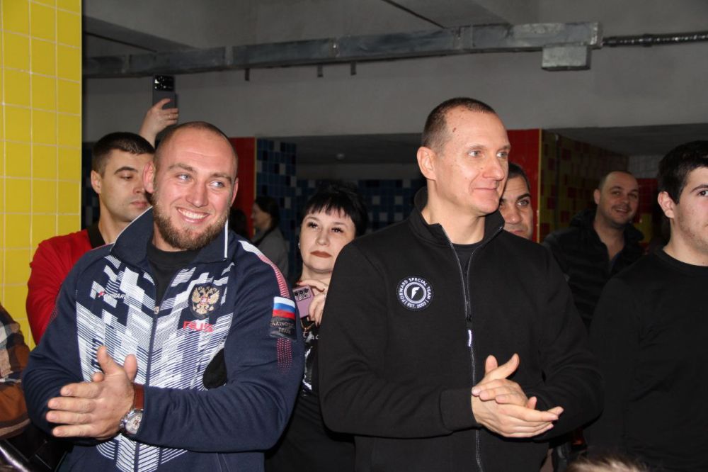 Константин Шимановский: Продолжаем череду новогодних поздравлений! Сегодня вместе с первым заместителем главы администрации Сергеем Банновым, начальником Управления спорта и физической культуры Максимом Калиниченко... Константин Шимановский: Продолжаем череду новогодних поздравлений! Сегодня вместе с первым заместителем главы администрации Сергеем Банновым, начальником Управления спорта и физической культуры Максимом Калиниченко...