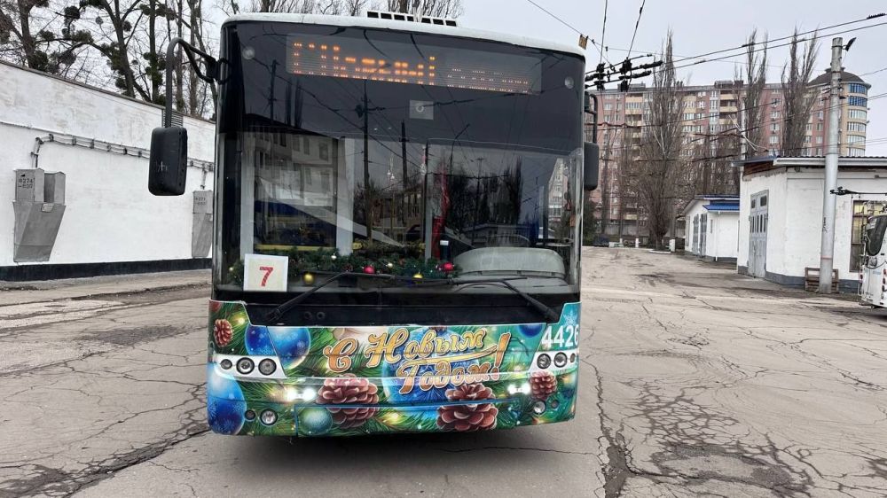 В Крыму на маршруты выходят новогодние троллейбусы В Крыму на маршруты выходят новогодние троллейбусы