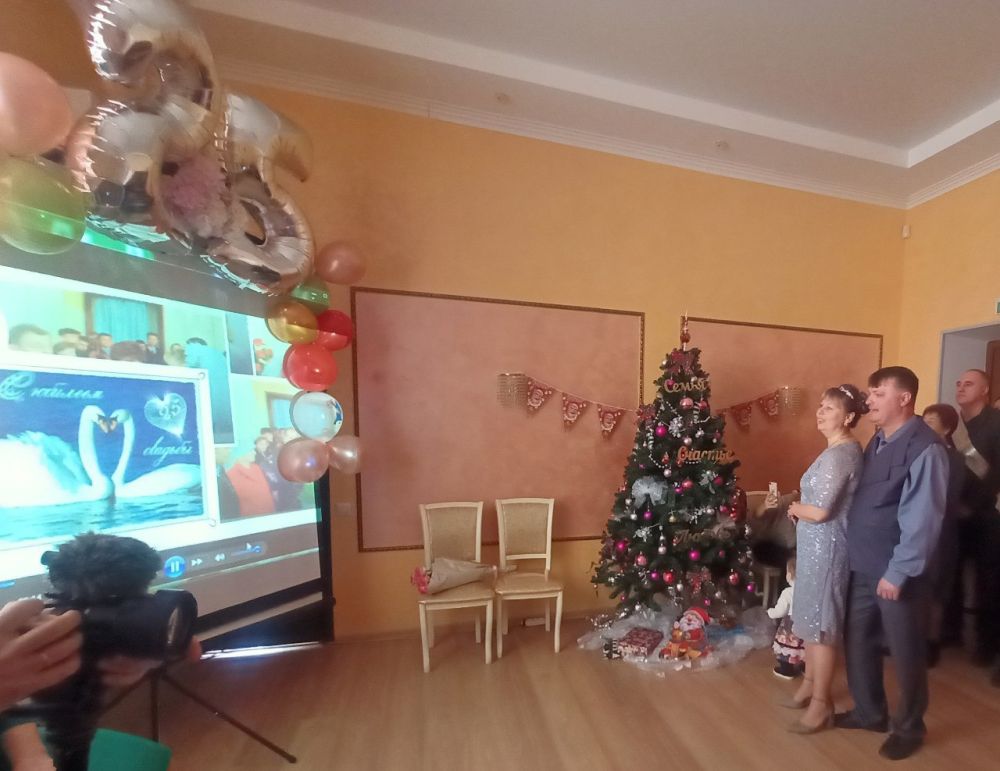 Алуштинский городской отдел ЗАГС в рамках мероприятий, посвященных закрытию Года семьи, провел обряд «серебряной свадьбы» - поздравил юбиляров семейной жизни супругов Виталия и Анну Наумовых Алуштинский городской отдел ЗАГС в рамках мероприятий, посвященных закрытию Года семьи, провел обряд «серебряной свадьбы» - поздравил юбиляров семейной жизни супругов Виталия и Анну Наумовых