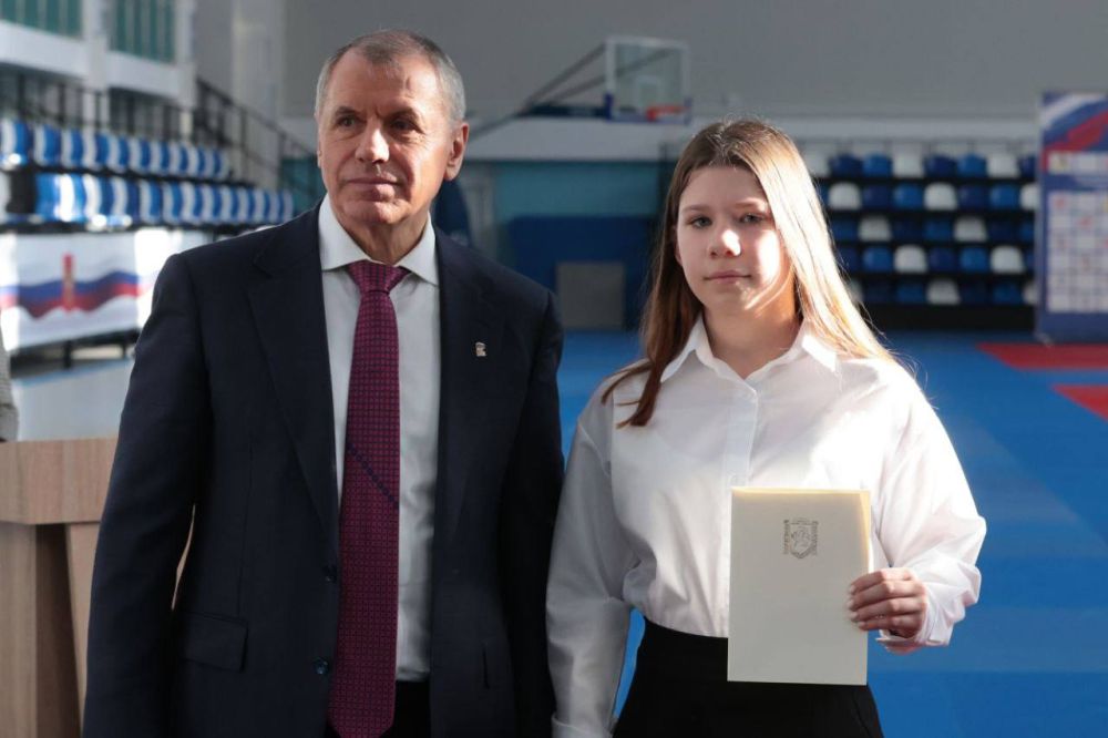 Председатель Государственного Совета Республики Крым Владимир Константинов вручил свидетельства о присуждении премий Государственного Совета в размере 100 тысяч рублей каждая 25-и лучшим спортсменам и тренерам республики по... Председатель Государственного Совета Республики Крым Владимир Константинов вручил свидетельства о присуждении премий Государственного Совета в размере 100 тысяч рублей каждая 25-и лучшим спортсменам и тренерам республики по...