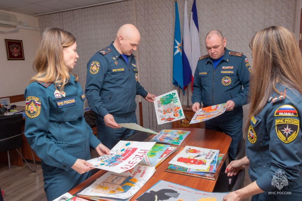 В преддверии Дня спасателя ГУ МЧС России по Республике Крым был организован конкурс рисунков среди кадетов пожарно-спасательного профиля В преддверии Дня спасателя ГУ МЧС России по Республике Крым был организован конкурс рисунков среди кадетов пожарно-спасательного профиля